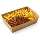Döner Box mit saftigem Dönerfleisch und knusprigen Pommes frites