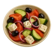 Traditioneller griechischer Salat mit würzigem Fetakäse, frischen Gurken, Zwiebeln, Tomaten und Oliven.
