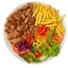 Kebab Teller mit zart gewürztem Fleisch, knusprigen Pommes frites und frischem Salat