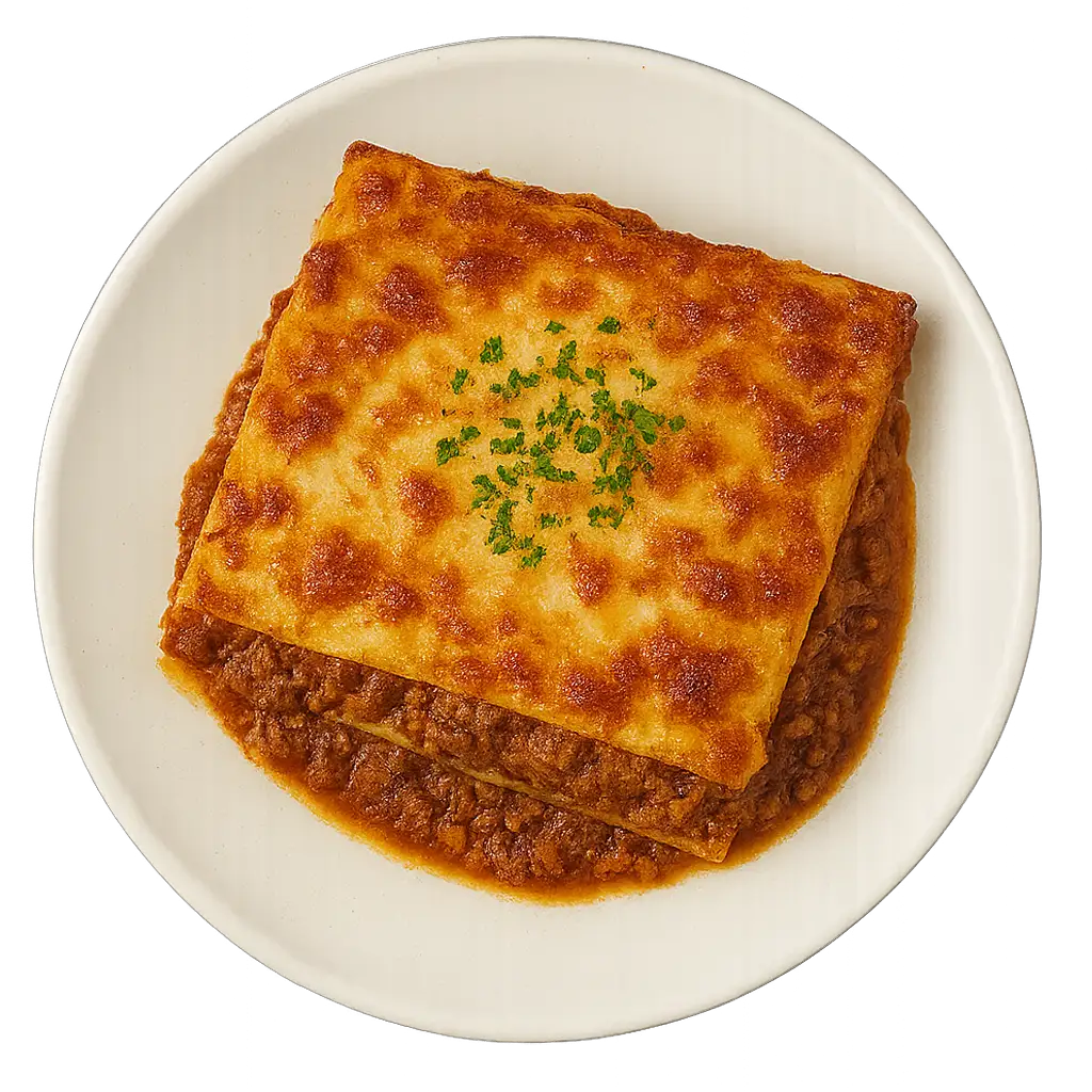 LASAGNE BOLOGNESE mit Hackfleisch, Tomatensauce und cremiger Käseschicht, serviert auf einem weißen Teller