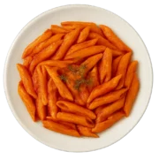 PENNE ALL' ARRABBIATA scharf mit würziger Tomatensauce, serviert auf einem weißen Teller