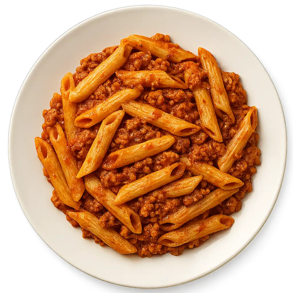 PENNE BOLOGNESE mit fruchtiger Tomatensauce und herzhaftem Hackfleisch, serviert auf einem weißen Teller