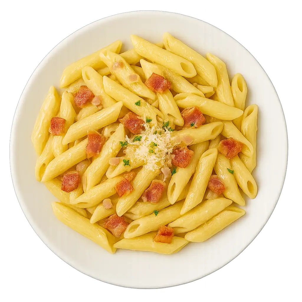 PENNE CARBONARA mit Speck, Zwiebeln, cremigem Rahm und frisch geriebenem Parmesan, serviert auf einem weißen Teller