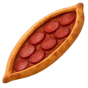 Pide mit Sucuk – Türkische Spezialität mit knusprigem Teig und würziger Knoblauchwurst