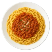 SPAGHETTI BOLOGNESE mit reichhaltiger Tomatensauce und herzhaftem Hackfleisch, serviert auf einem weißen Teller