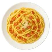 SPAGHETTI CARBONARA mit Speck, Zwiebeln, Rahm und frisch geriebenem Parmesan, serviert auf einem weißen Teller